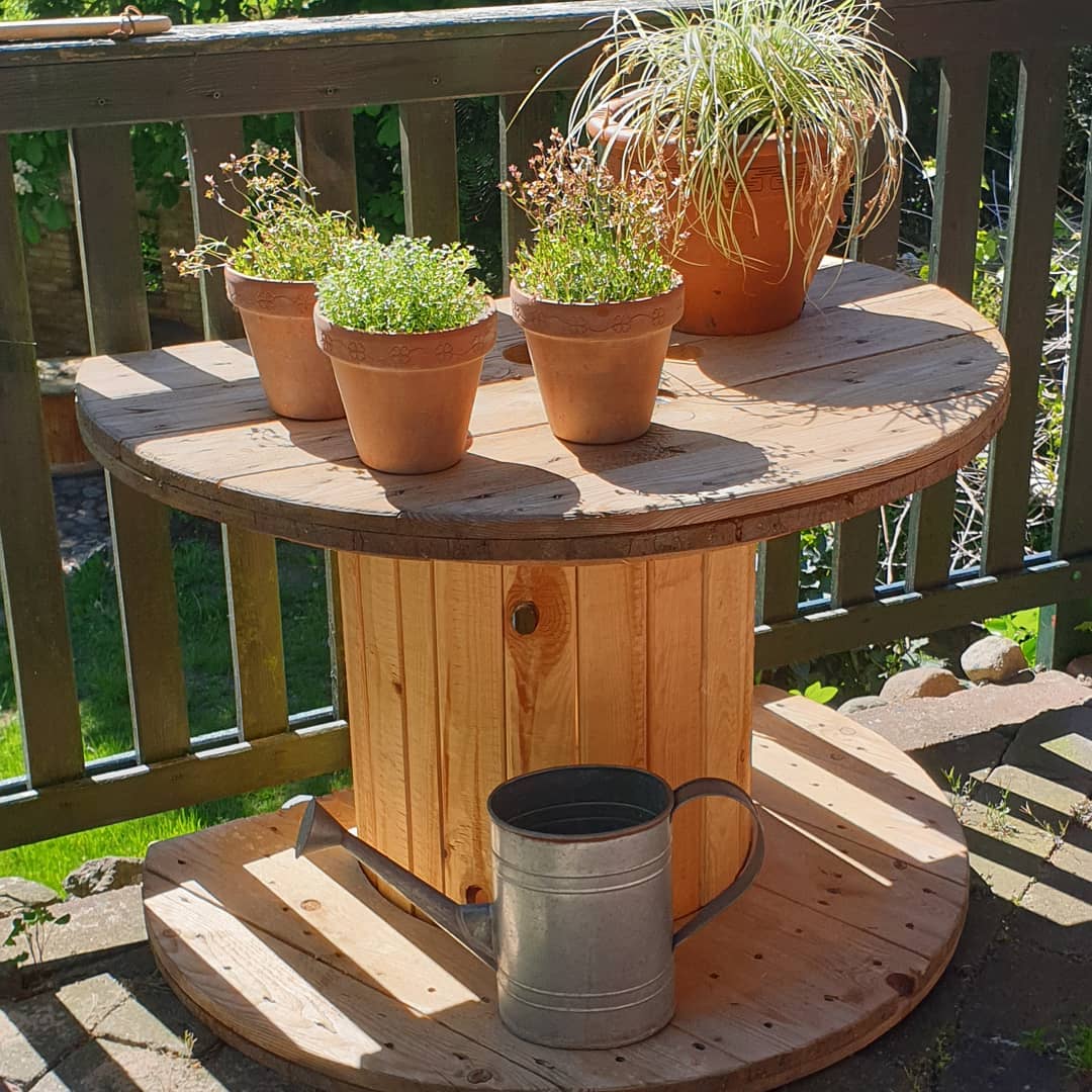 17+ DIY Wooden Spool Ideas for Rustic & Vintage Garden Decoration