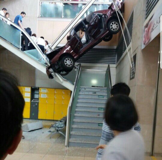 일산 백병원, 여성 운전자 차량이 벽뚫고 계단으로 돌진