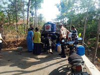 Warga Cangkaraung Paguyangan Brebes Bawa Panci Untuk Dapatkan Air Bersih BPBD
