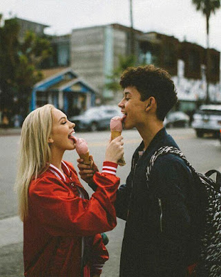 foto tumblr en pareja comiendo helado en la calle