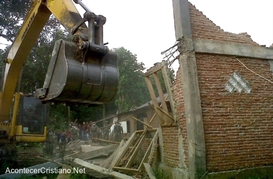 Momento preciso de la destrucción de una iglesia en Indonesia