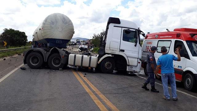 Homem morre após colisão entre carro e carreta-tanque no sul da Bahia