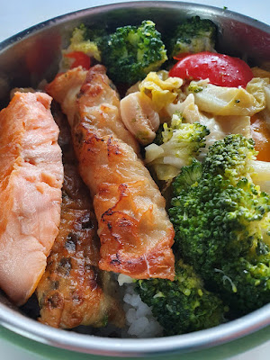 今日午餐：鮭魚、花椰菜、高麗菜、蝦捲、水果椒，2020.12.29