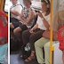 Une dame âgée reste debout dans le train pendant que des jeunes écoutent de la musique, absorbés par leurs téléphones