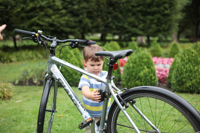 family bicycling 