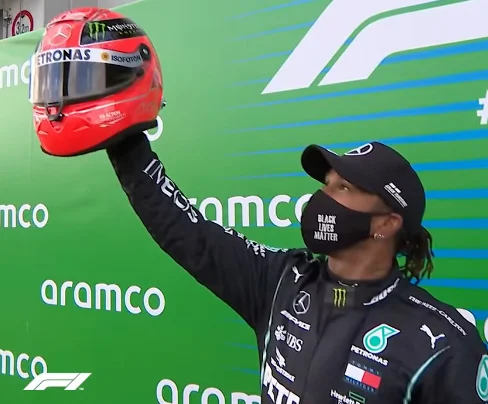 Lewis Hamilton con il casco di Michael Schumacher