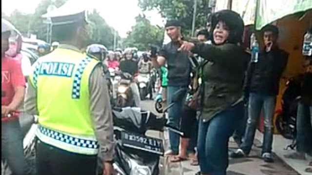 Kelewat Berani, Direkam Banyak Orang, Ibu di Probolinggo ini Bentak dan Maki-maki Polantas Kelewat Berani, Direkam Banyak Orang, Ibu di Probolinggo ini Bentak dan Maki-maki Polantas