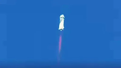 लगभग 3 मिनट की उड़ान के बाद, बेजोस का कैप्सूल ब्लू ओरिजिन के न्यू शेपर्ड रॉकेट से अलग हो गया लगभग 3 मिनट की उड़ान के बाद, बेजोस का कैप्सूल ब्लू ओरिजिन के न्यू शेपर्ड रॉकेट से अलग हो गया