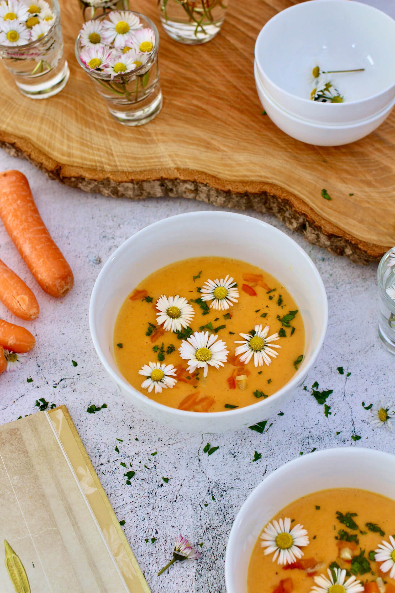 HOME OF HAPPY: WÜRZIGE KAROTTENSUPPE MIT FRÜHLINGSBLÜTEN HOME OF HAPPY: WÜRZIGE KAROTTENSUPPE MIT FRÜHLINGSBLÜTEN