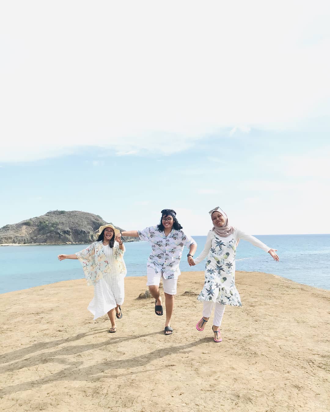 bermain pasir pantai tanjung aan Lombok