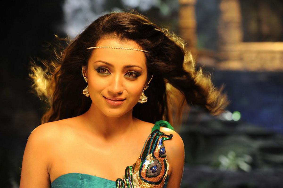 Trisha Krishnan Sexycleavage Show Trisha Krishnan Sexycleavage Show