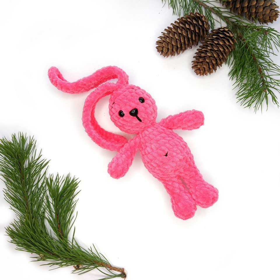 Вязаный зайчик из плюшевой пряжи