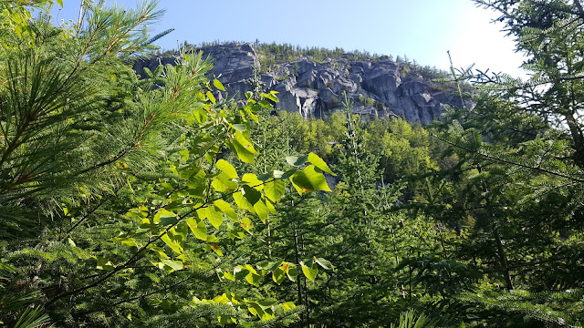 Sentier vers le mont des Morios