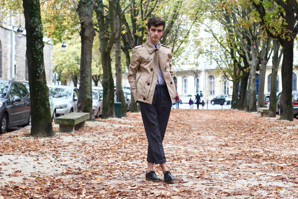 BLOG-MODE-HOMME_BRICE_nouvelle-campagne_avis-trench-court_Pantalon-élastique_preppy-Bordeaux-Paris