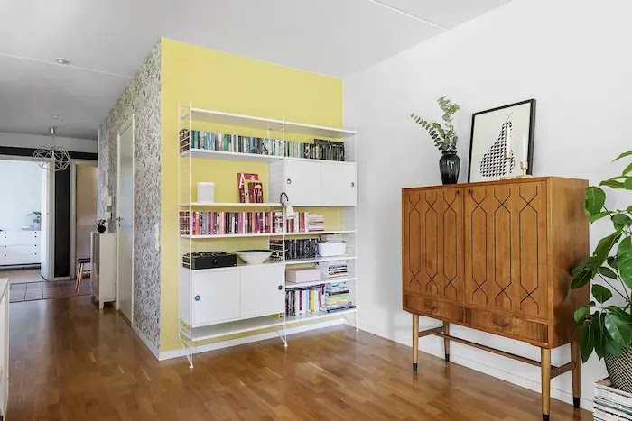 Salón con librería y muebles restaurados