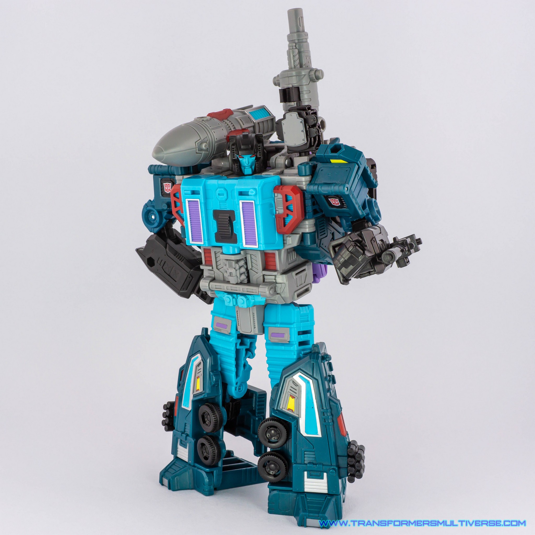 Transformers Earthrise Doubledealer robot mode posed 1