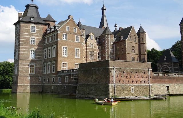 Kinder rudern im Wassergraben des Schloss Merode Schloss Merode mit Wassergraben und Ruderboot auf dem 1. Fashion Award