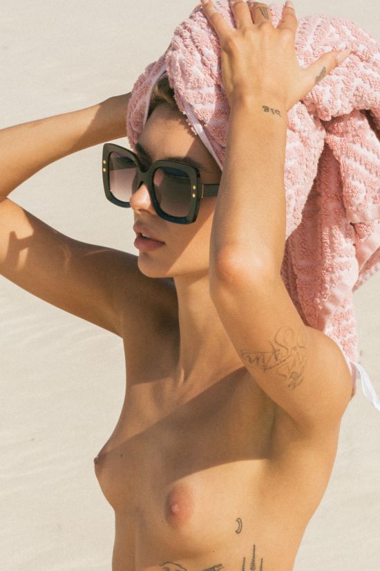 modelo esguia nua Taylor Panirau fotografia Troy Freyee sensual provocante nudez peitos bundas praia sol