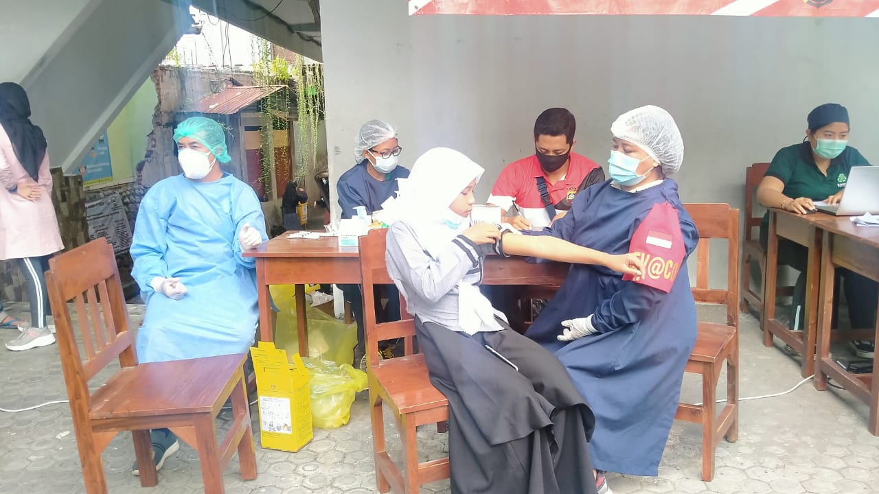 Polres Klungkung Laksanakan Vaksinasi di MTs. Hasanudin Semarapura
