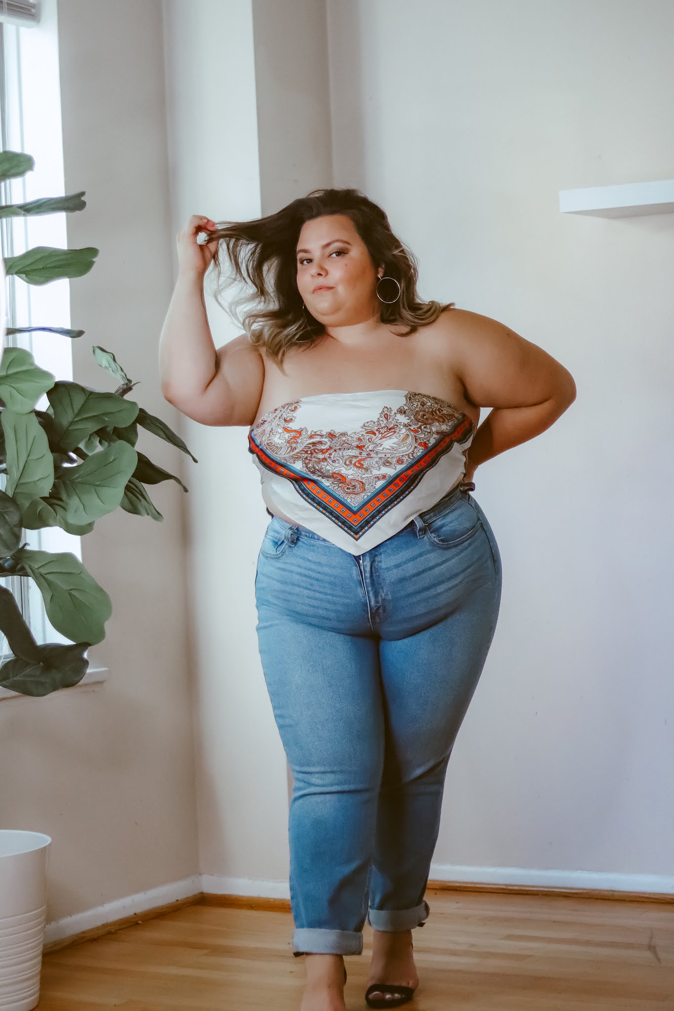 mom jeans outfit plus size