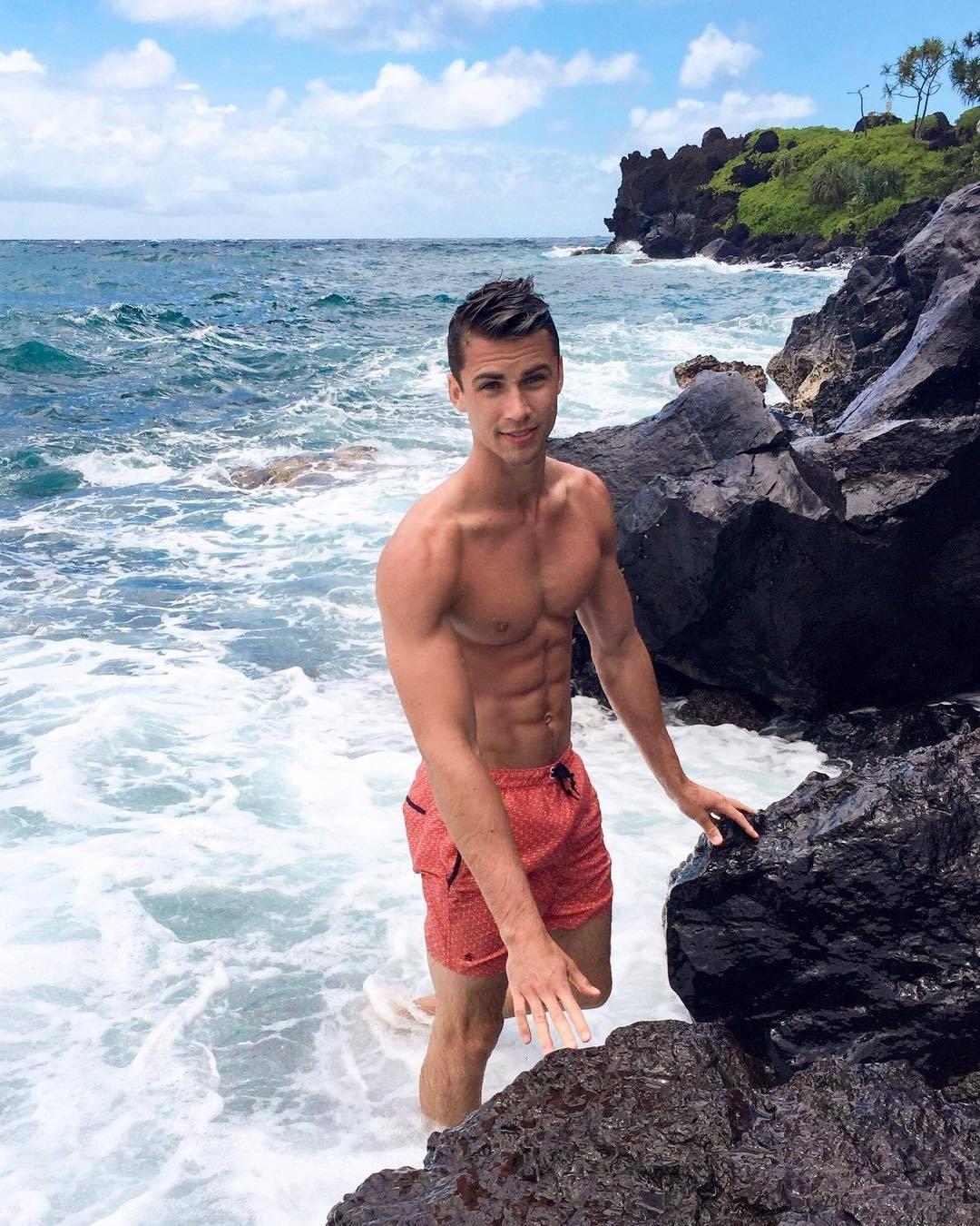 young-shirtless-fit-teen-boy-cute-face-sixpack-abs-enjoying-ocean