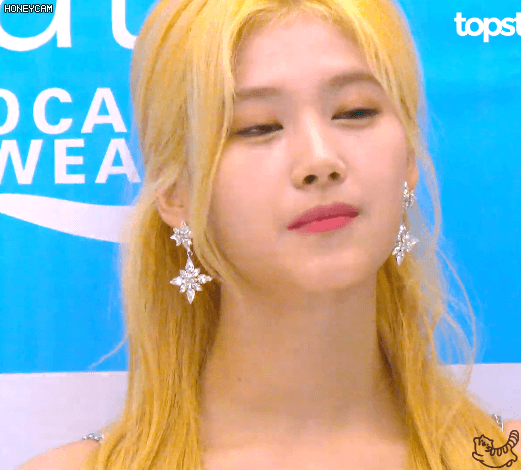 트와이스 사나의 눈부신 미모