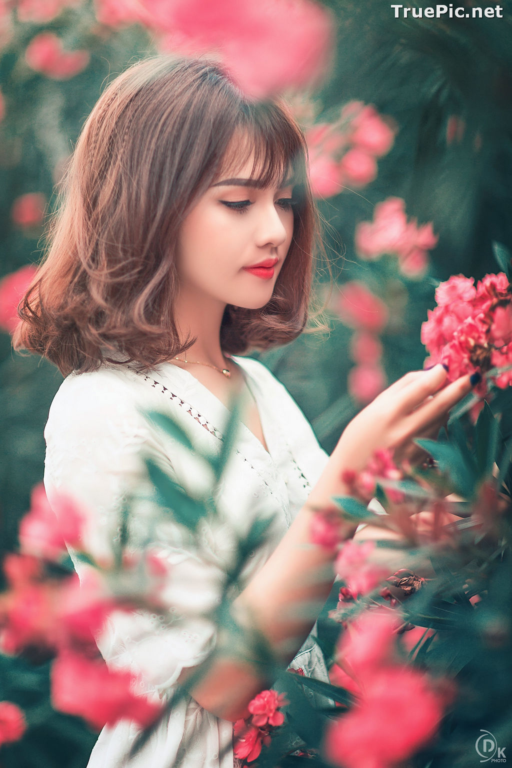 Image Vietnamese Model - Young Pretty Girl in White Dress and Flower Fence - TruePic.net - Picture-7