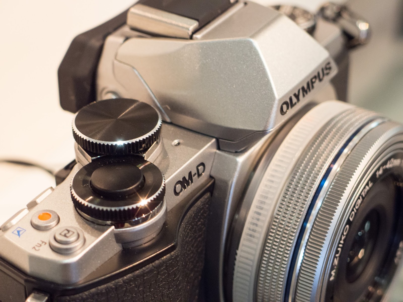 【レビュー】オリンパスE-M10は最高クラスのマニュアル撮影カメラ！ | イケパパガレージ