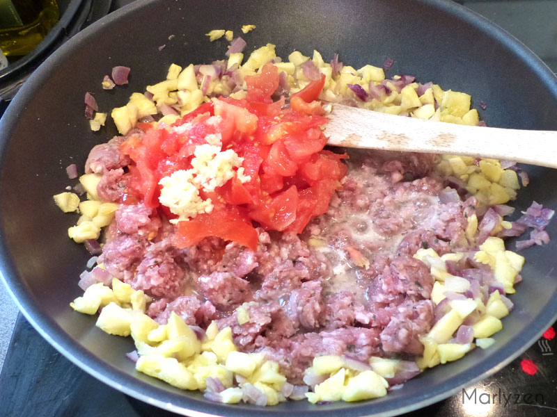 Ajoutez la viande, les tomates et l'ail.