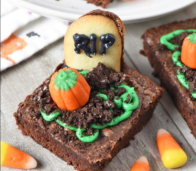 Halloween Graveyard Brownies #desserts #brownies