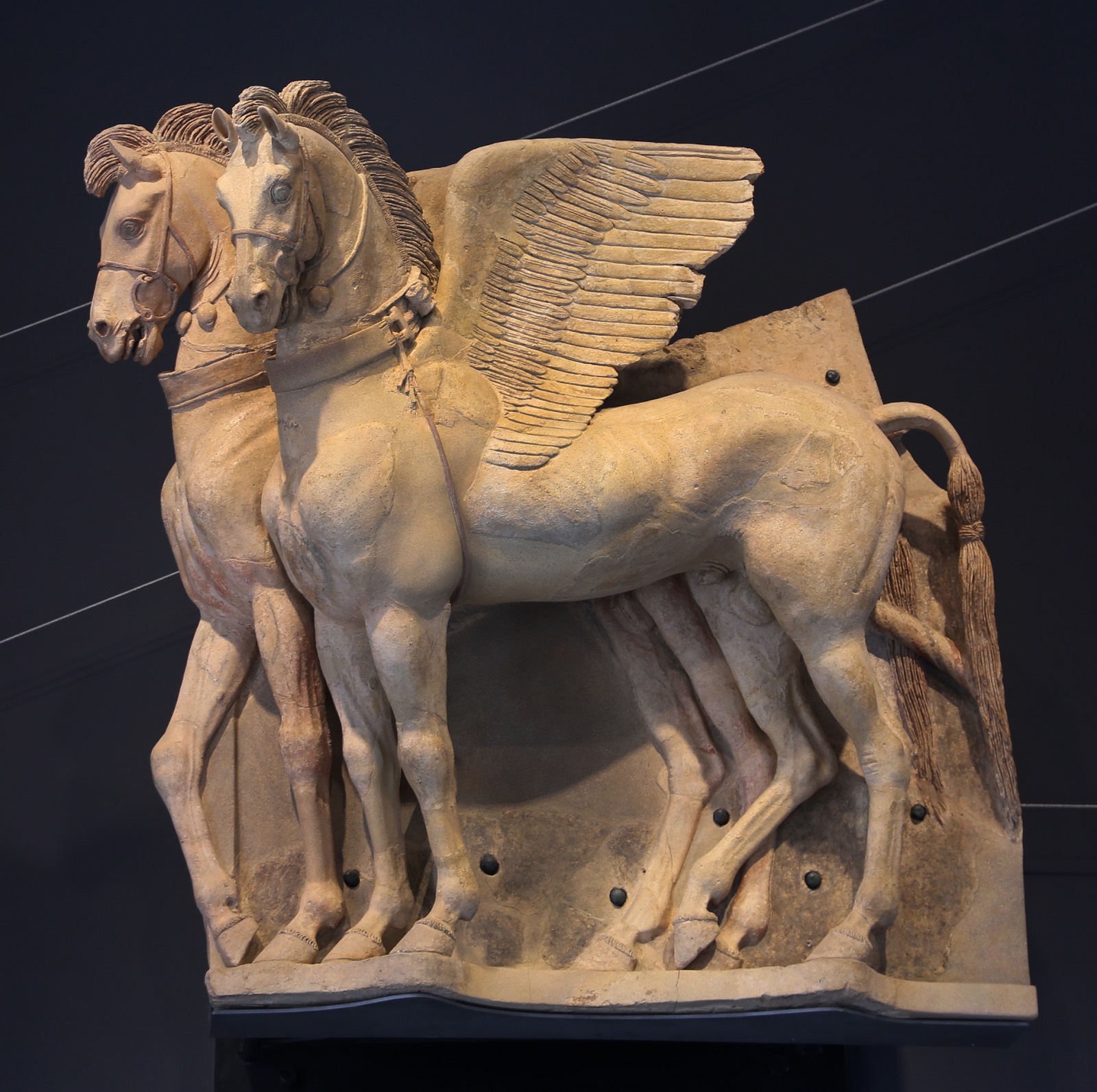 крылатые кони из терракоты этрусков. скульптура этрусков древний рим. горгулья лев. крылатый лев святого марка. крылатые кони из терракоты этрусков.