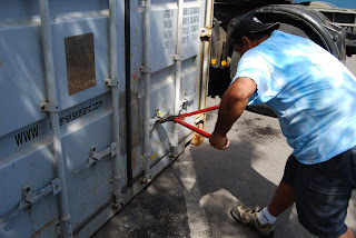 Ouverture du conteneur à Papeete