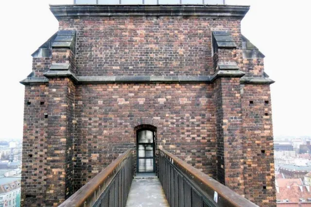 Things to do in Wroclaw in winter: cross the Bridge of Penance at St. Mary Magdalene Church