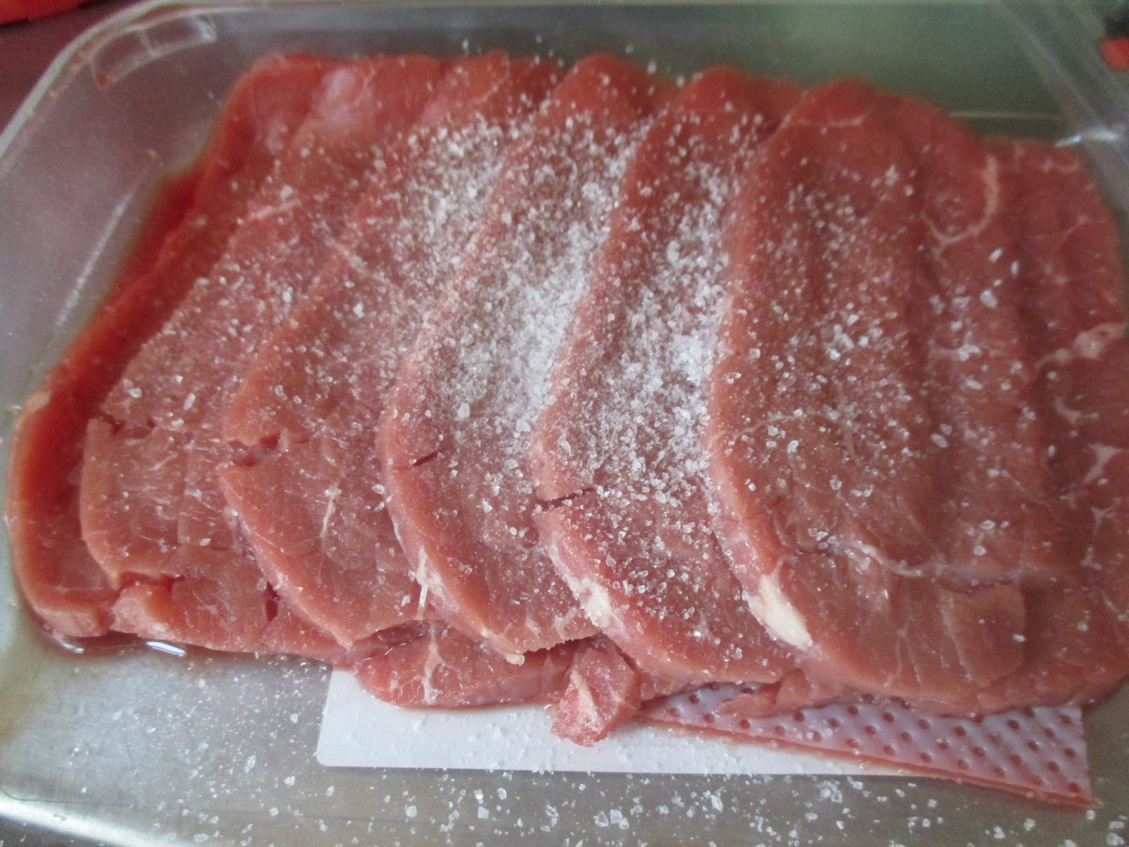 Ein Foto einer Platte Rinderminutensteaks