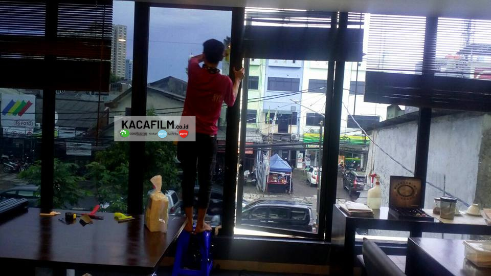 spesialis pasang kaca film gedung di Cipayung Jakarta Timur bergaransi