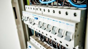 HIDUPKAN, MATIKAN apa bahasa Inggrisnya