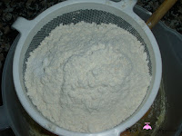 Tamizando la harina, levadura y sal