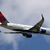 Pasajeros abren a la fuerza puerta avión se dirigía de Nueva York hacia Atlanta; iban dominicanos