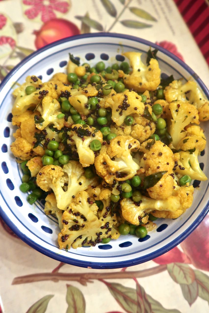 Scrumpdillyicious: Indian Cauliflower & Peas: Gobi Matar Masala