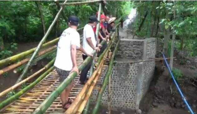 Terbongkar! Warga Ungkap 'Keanehan' Jembatan Bambu Yang Telan Biaya 200 Juta