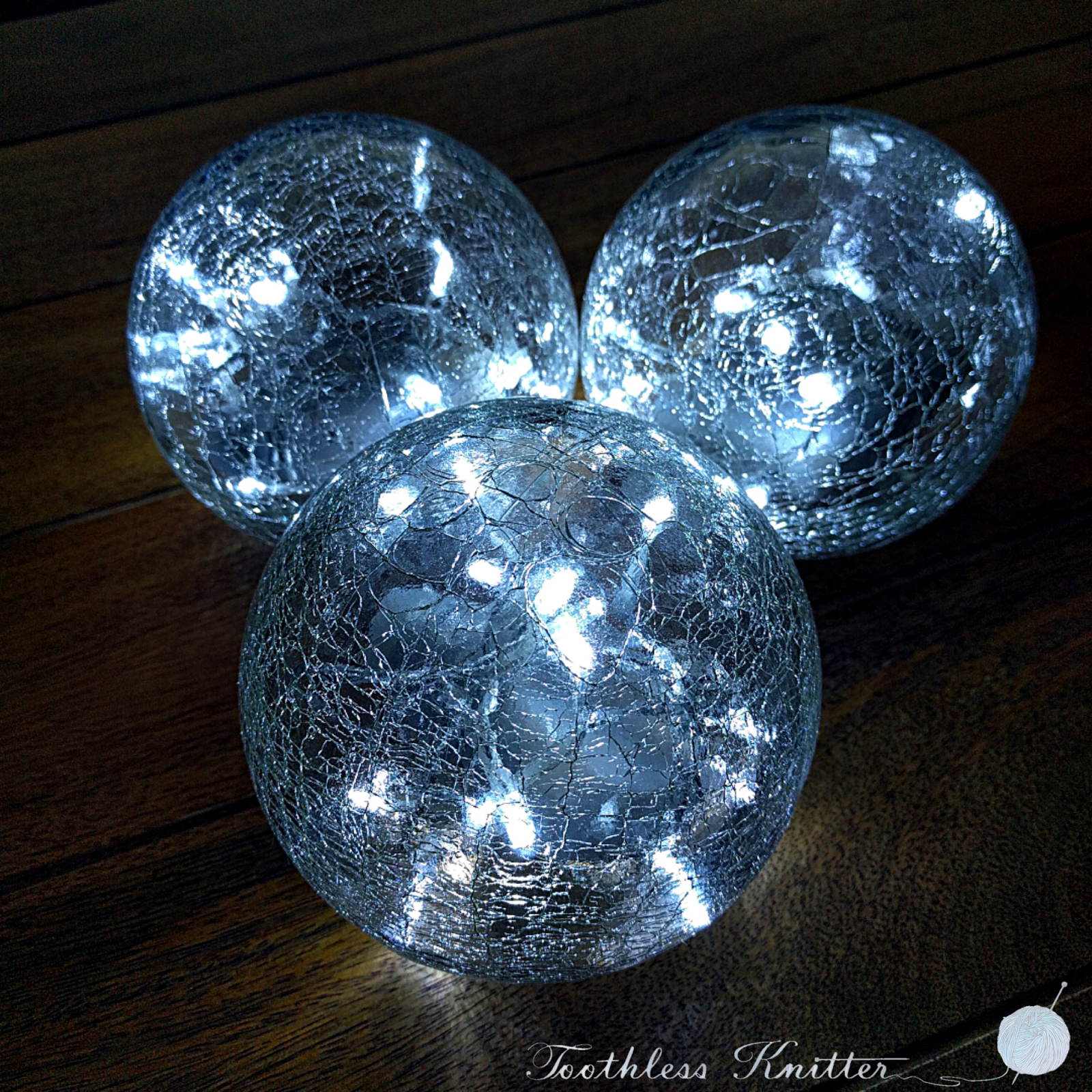 Toothless Knitter Christmas Decoration Fairy Lights in Glass Globes