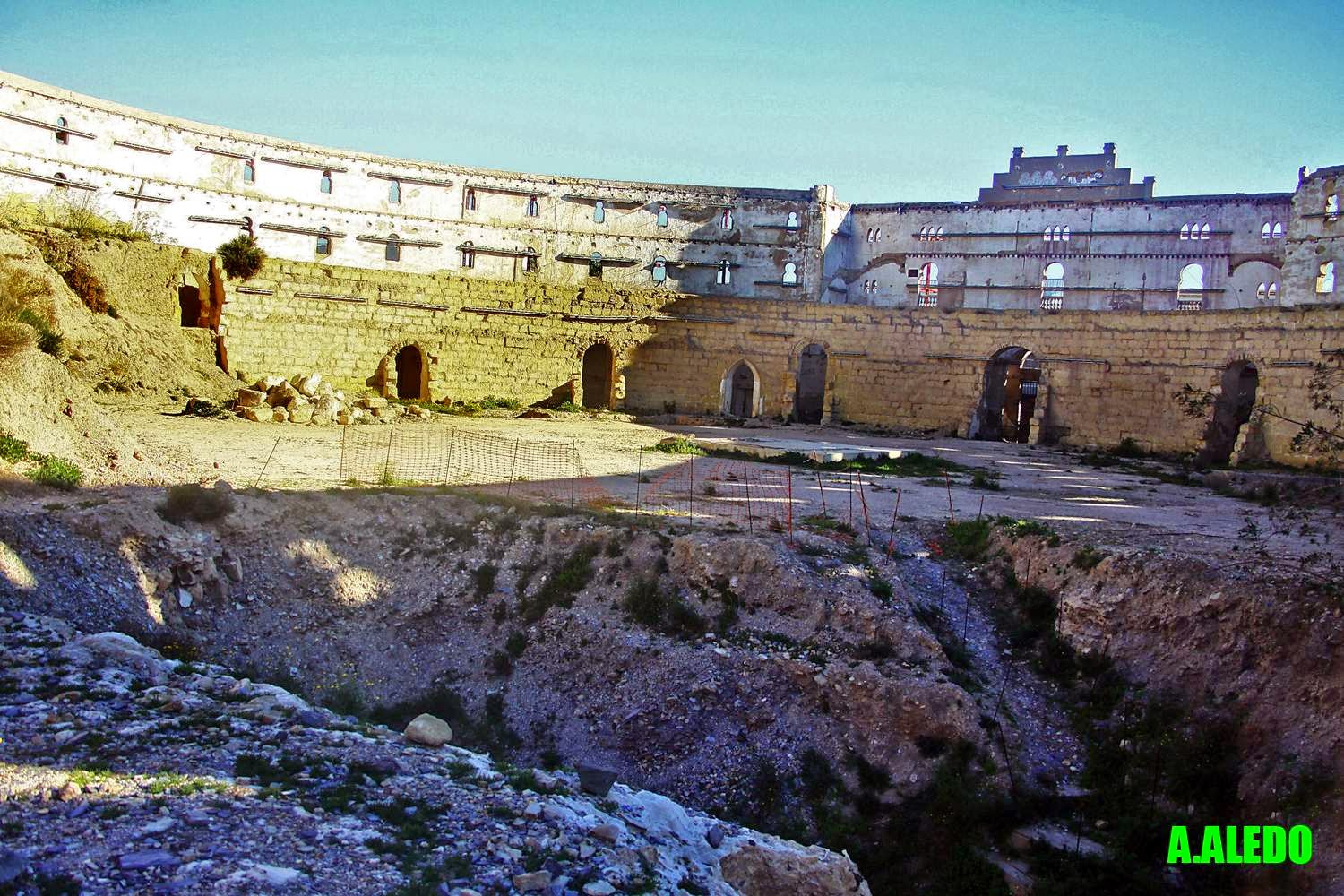 LA PLAZA DE TOROS ORTEGA CANO Y ANTIGUO ANFITEATRO ROMANO DE CARTAGENA.