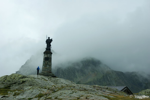 Colle del Gran San Bernardo e la statua