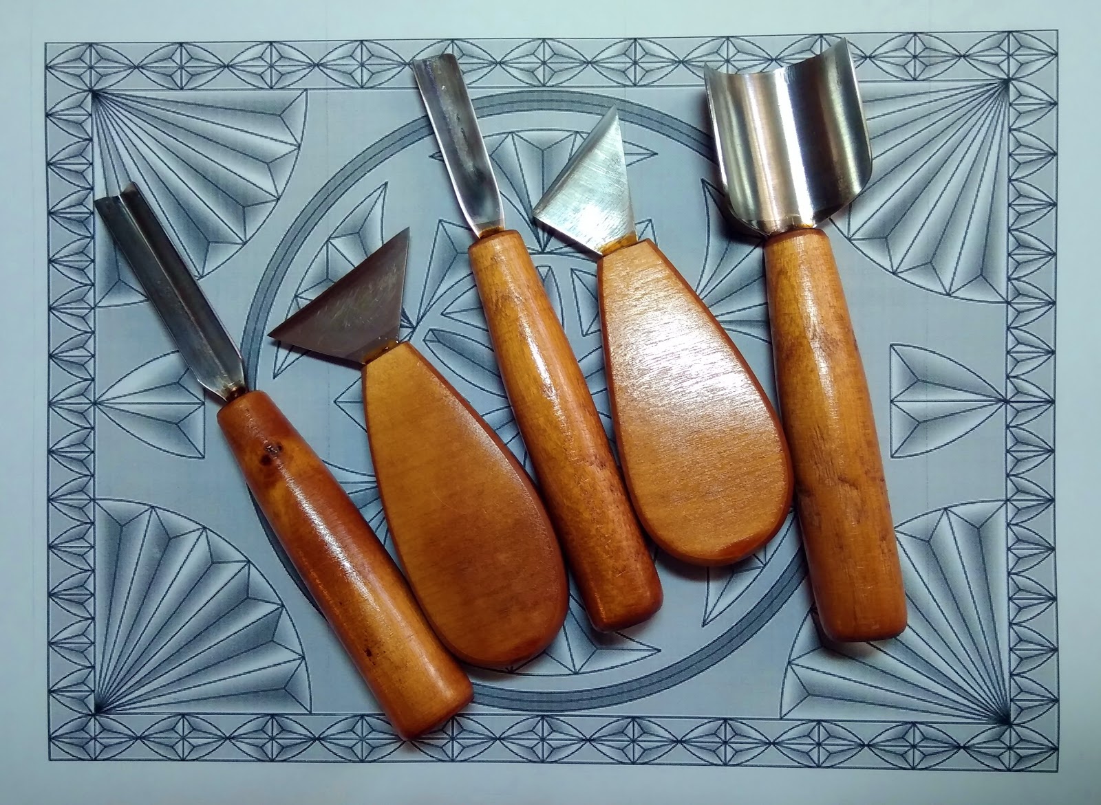 Ножи-стамески для резьбы по дереву : Резаки для геометрической резьбы .