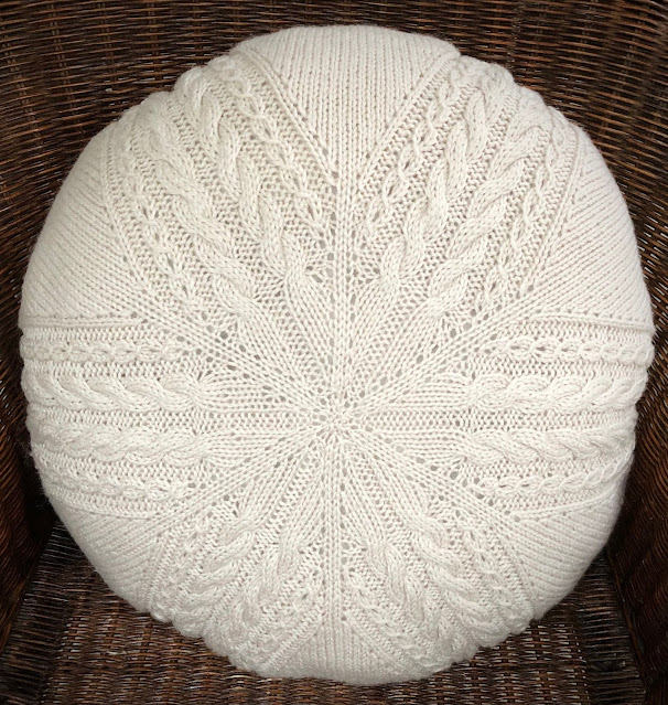 Offwhite pillow knitted using Sand Tracks Pillow pattern by DROPS Design