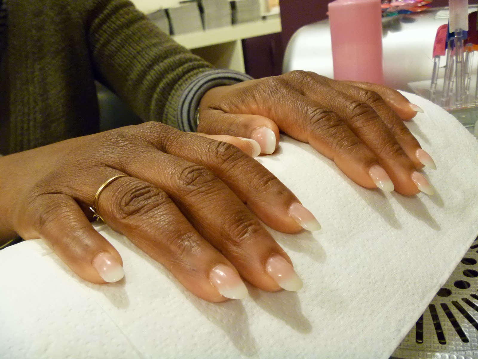 Fluffy Nails Fauxongles en gel sur ongles très courts sur Mme Samar, pose naturelle, avantaprès.