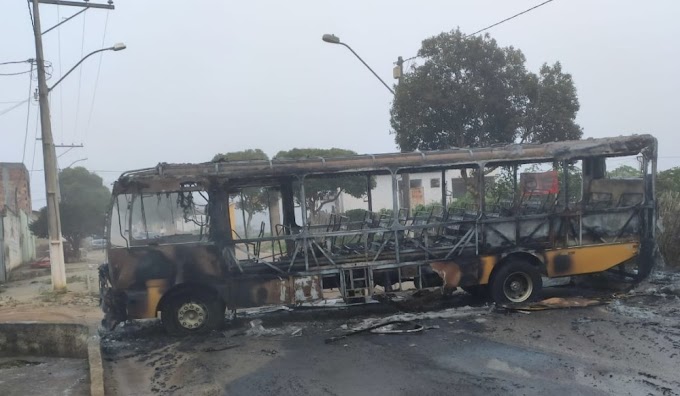 BARRA DO CHOÇA: Vândalos ateiam fogo em ônibus escolar que bloqueava a entrada da cidade. 