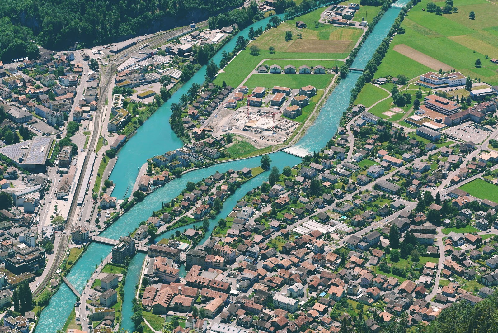 Kota Interlaken dan Sungai Aare yang rapih seperti wafer. Kota Interlaken dan Sungai Aare yang rapih seperti wafer.