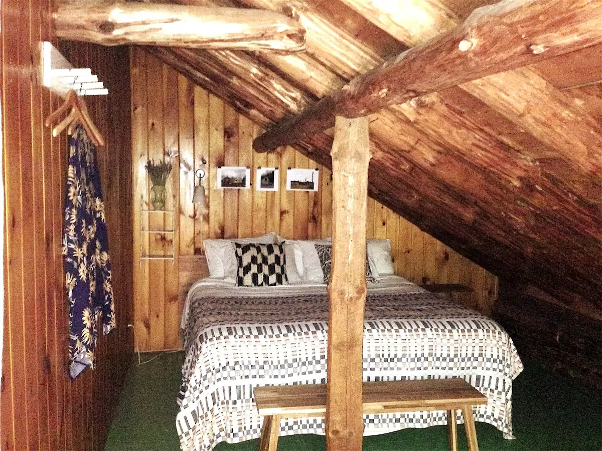 Log-Cabin-available-for-rent-on-airbnb-in-new-york-with-king-bed
