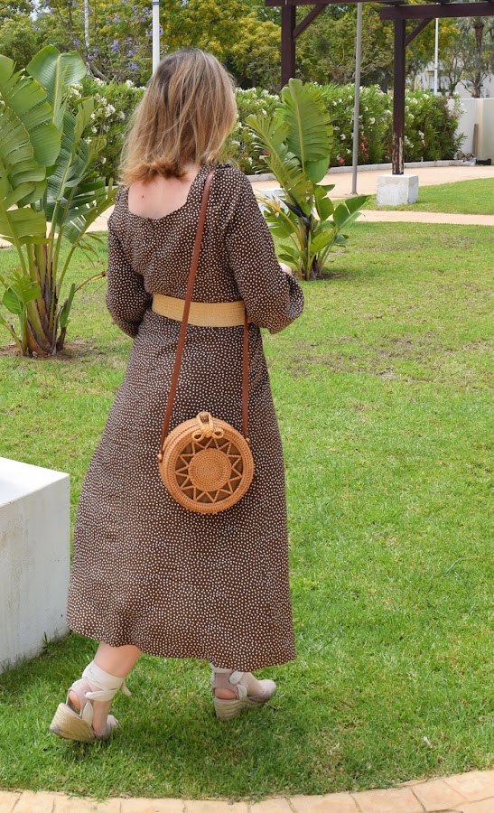 Look_con_vestido_marrón_de_lunares